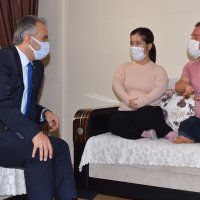 Mutlulukları boylarından büyük  