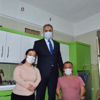 Mutlulukları boylarından büyük  