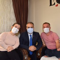 Mutlulukları boylarından büyük  