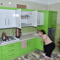 Mutlulukları boylarından büyük  