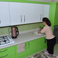 Mutlulukları boylarından büyük  