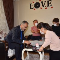 Mutlulukları boylarından büyük  