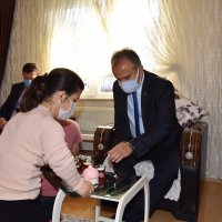 Mutlulukları boylarından büyük  