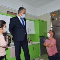 Mutlulukları boylarından büyük  