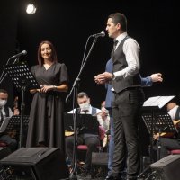 Öğretmenler öğrencileri ile sahnede  