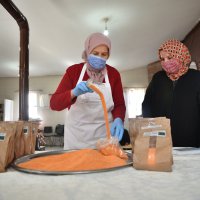 Büyükşehir’in yardımlarına anne eli değdi 