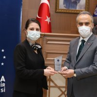 Gönüllü iç denetçilere plaket  