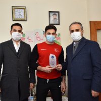 Milli güreşçiye  moral ziyareti  