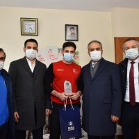 Milli güreşçiye  moral ziyareti  