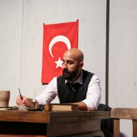 Perde İstiklal Marşı için açıldı 