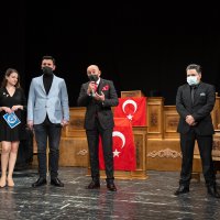 Perde İstiklal Marşı için açıldı 