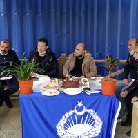 Zabıtadan polise pastalı kutlama 