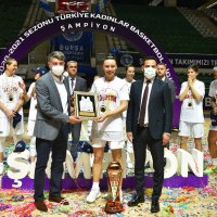 Şampiyon periler kupayı hastaneye götürdü 