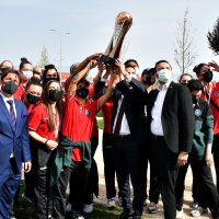 Şampiyon periler kupayı hastaneye götürdü 