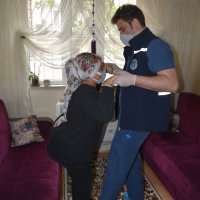 Genç kız evde bakım hizmetiyle yeniden yürümeye başladı 
