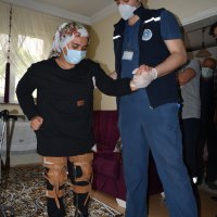 Genç kız evde bakım hizmetiyle yeniden yürümeye başladı 