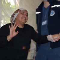 Genç kız evde bakım hizmetiyle yeniden yürümeye başladı 