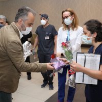 Başkan Aktaş’tan hemşirelere karanfilli kutlama 