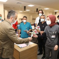 Başkan Aktaş’tan hemşirelere karanfilli kutlama 