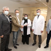 Başkan Aktaş’tan hemşirelere karanfilli kutlama 