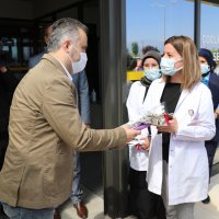 Başkan Aktaş’tan hemşirelere karanfilli kutlama 