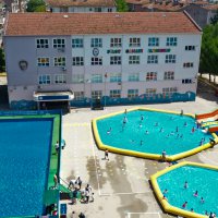 Tatil köyü değil, okul bahçesi  