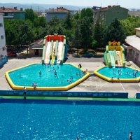 Tatil köyü değil, okul bahçesi  