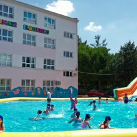Tatil köyü değil, okul bahçesi  