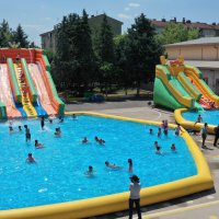 Tatil köyü değil, okul bahçesi  