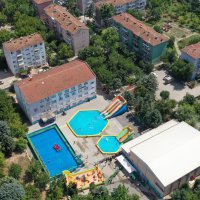 Tatil köyü değil, okul bahçesi  