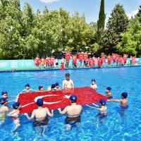 Tatil köyü değil, okul bahçesi  
