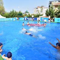 Okul bahçesinde yüzme öğreniyorlar 