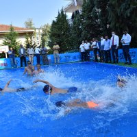 Okul bahçesinde yüzme öğreniyorlar 