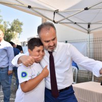 Okul bahçesinde yüzme öğreniyorlar 