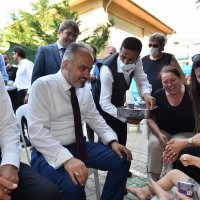 Okul bahçesinde yüzme öğreniyorlar 