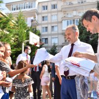 Okul bahçesinde yüzme öğreniyorlar 