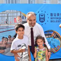 Okul bahçesinde yüzme öğreniyorlar 