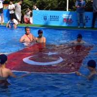 Okul bahçesinde yüzme öğreniyorlar 