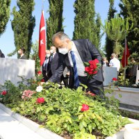 Şehitlikte duygusal anma 