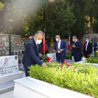 Şehitlikte duygusal anma 