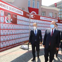 Şehitlikte duygusal anma 