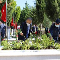Şehitlikte duygusal anma 