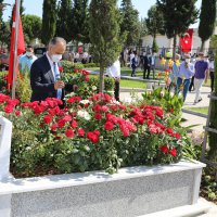 Şehitlikte duygusal anma 