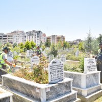 Mezarlıklar bayrama hazır 