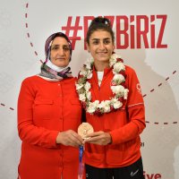 Olimpiyatlarda tarih yazan İlgün’e coşkulu karşılama 
