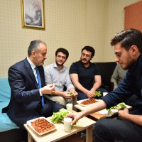 Üniversiteliler su indirimini çiğ köfte partisiyle kutladı 