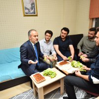 Üniversiteliler su indirimini çiğ köfte partisiyle kutladı 