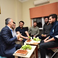 Üniversiteliler su indirimini çiğ köfte partisiyle kutladı 