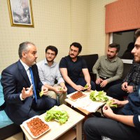Üniversiteliler su indirimini çiğ köfte partisiyle kutladı 
