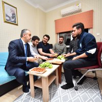 Üniversiteliler su indirimini çiğ köfte partisiyle kutladı 